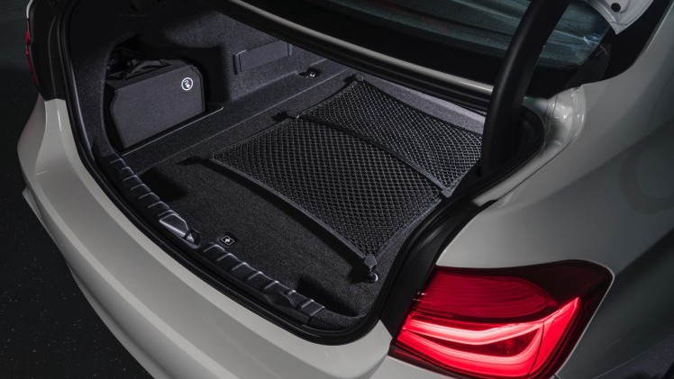Autotest BMW 330e, de 3 Serie plug-in hybride met 15% bijtelling voor de zakelijke rijder. Een sterk aanbod dankzij zijn goede prijs. In deze rijtest vertellen we waarom de 330 plug-in hybride OK is.