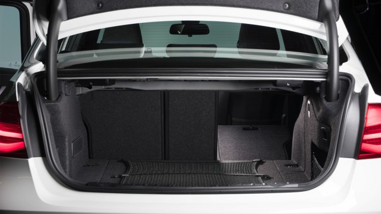 Autotest BMW 330e, de 3 Serie plug-in hybride met 15% bijtelling voor de zakelijke rijder. Een sterk aanbod dankzij zijn goede prijs. In deze rijtest vertellen we waarom de 330 plug-in hybride OK is.