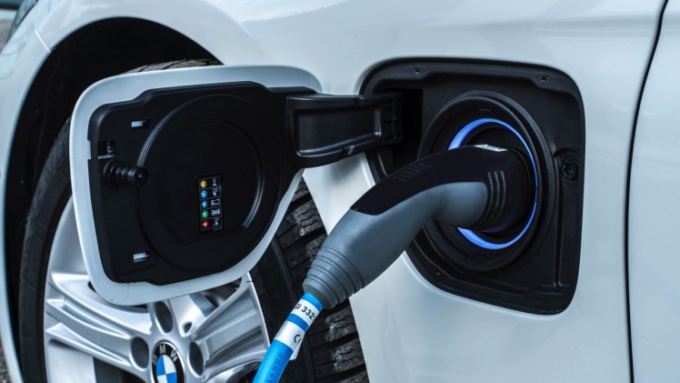 Autotest BMW 330e, de 3 Serie plug-in hybride met 15% bijtelling voor de zakelijke rijder. Een sterk aanbod dankzij zijn goede prijs. In deze rijtest vertellen we waarom de 330 plug-in hybride OK is.