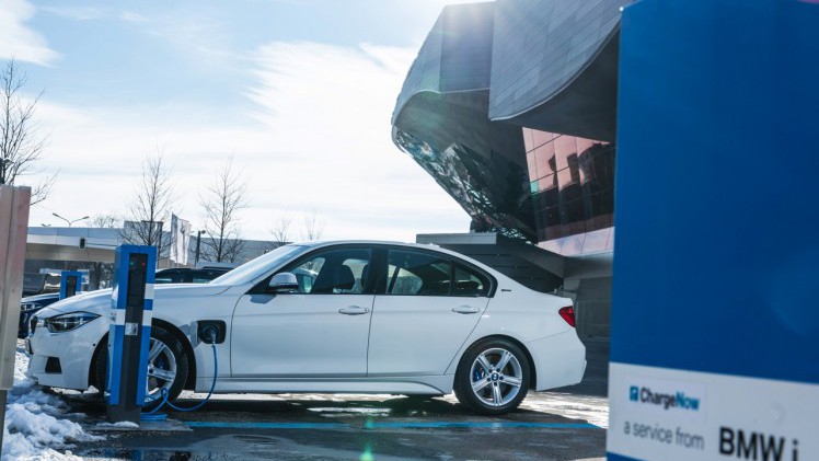 Autotest BMW 330e, de 3 Serie plug-in hybride met 15% bijtelling voor de zakelijke rijder. Een sterk aanbod dankzij zijn goede prijs. In deze rijtest vertellen we waarom de 330 plug-in hybride OK is.