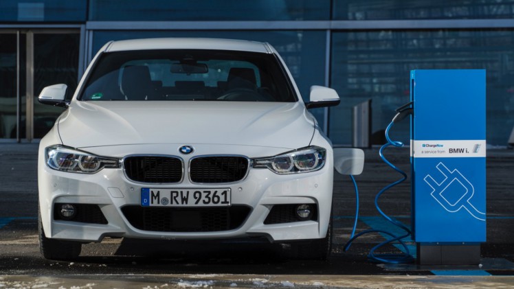 Autotest BMW 330e, de 3 Serie plug-in hybride met 15% bijtelling voor de zakelijke rijder. Een sterk aanbod dankzij zijn goede prijs. In deze rijtest vertellen we waarom de 330 plug-in hybride OK is.