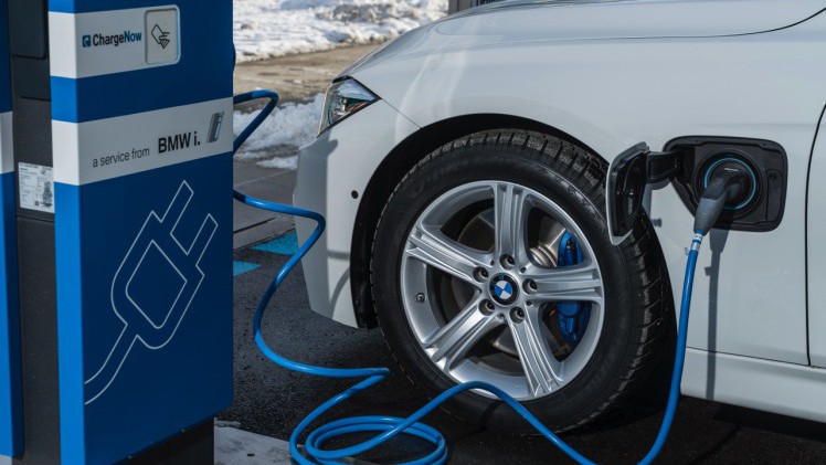 Autotest BMW 330e, de 3 Serie plug-in hybride met 15% bijtelling voor de zakelijke rijder. Een sterk aanbod dankzij zijn goede prijs. In deze rijtest vertellen we waarom de 330 plug-in hybride OK is.