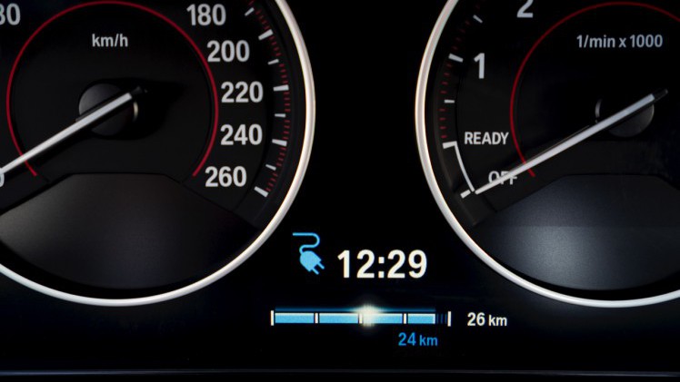 Autotest BMW 330e, de 3 Serie plug-in hybride met 15% bijtelling voor de zakelijke rijder. Een sterk aanbod dankzij zijn goede prijs. In deze rijtest vertellen we waarom de 330 plug-in hybride OK is.