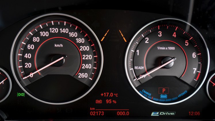 Autotest BMW 330e, de 3 Serie plug-in hybride met 15% bijtelling voor de zakelijke rijder. Een sterk aanbod dankzij zijn goede prijs. In deze rijtest vertellen we waarom de 330 plug-in hybride OK is.