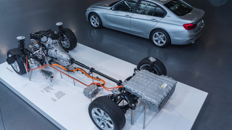 Autotest BMW 330e, de 3 Serie plug-in hybride met 15% bijtelling voor de zakelijke rijder. Een sterk aanbod dankzij zijn goede prijs. In deze rijtest vertellen we waarom de 330 plug-in hybride OK is.