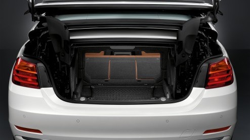 BMW maakt de prijzen van de 4 Serie Cabriolet bekend. De prijzen zijn gelijk en in een enkel geval zelfs lager dan die van zijn voorganger, de 3 Serie Cabriolet. De vanafprijs ligt op 57.500 euro.