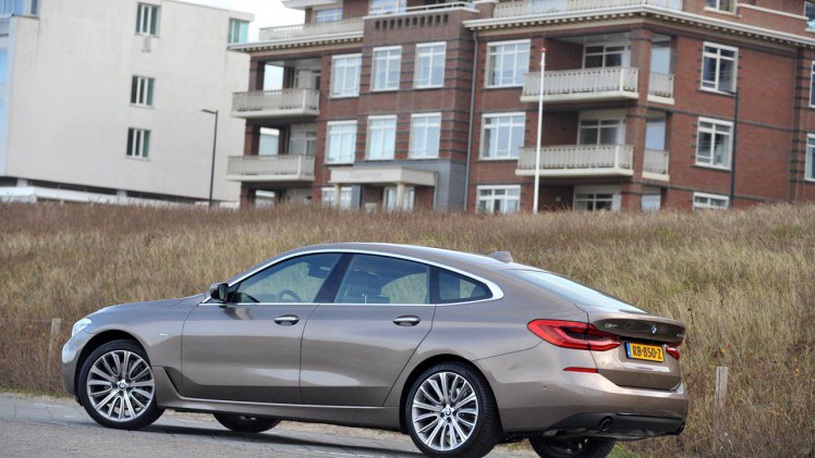BMW volgt de 5 Gran Turismo op door de 6-serie Gran Turismo die een meer elegant voorkomen heeft.