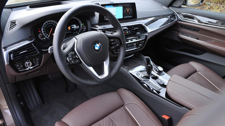 BMW volgt de 5 Gran Turismo op door de 6-serie Gran Turismo die een meer elegant voorkomen heeft.
