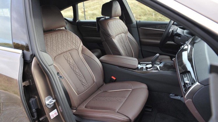 BMW volgt de 5 Gran Turismo op door de 6-serie Gran Turismo die een meer elegant voorkomen heeft.