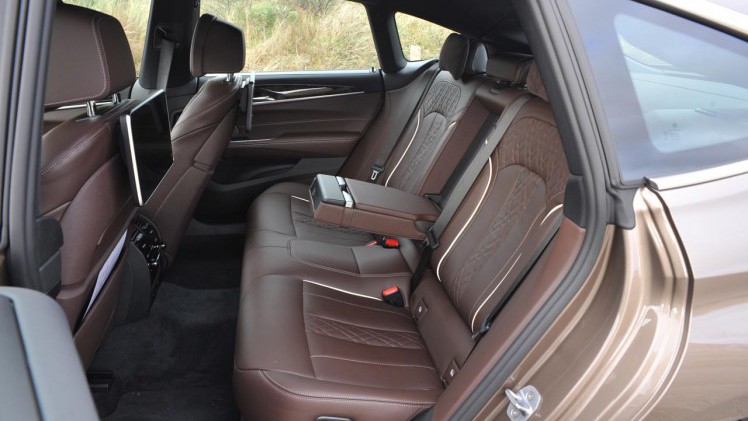 BMW volgt de 5 Gran Turismo op door de 6-serie Gran Turismo die een meer elegant voorkomen heeft.