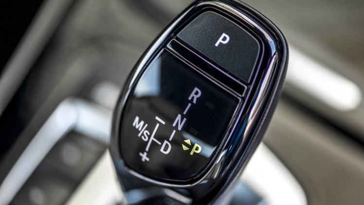Klanten van de BMW 6 Serie hadden twee eisen: hij moest meer geluid gaan maken ?n wat sportiever rijden. Wij mochten op de wegen rond Lissabon uitzoeken of BMW geluisterd heeft. Een eerste indruk.