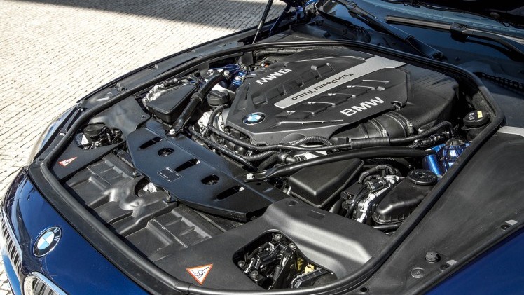 Klanten van de BMW 6 Serie hadden twee eisen: hij moest meer geluid gaan maken ?n wat sportiever rijden. Wij mochten op de wegen rond Lissabon uitzoeken of BMW geluisterd heeft. Een eerste indruk.