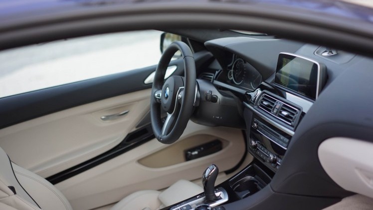 Klanten van de BMW 6 Serie hadden twee eisen: hij moest meer geluid gaan maken ?n wat sportiever rijden. Wij mochten op de wegen rond Lissabon uitzoeken of BMW geluisterd heeft. Een eerste indruk.
