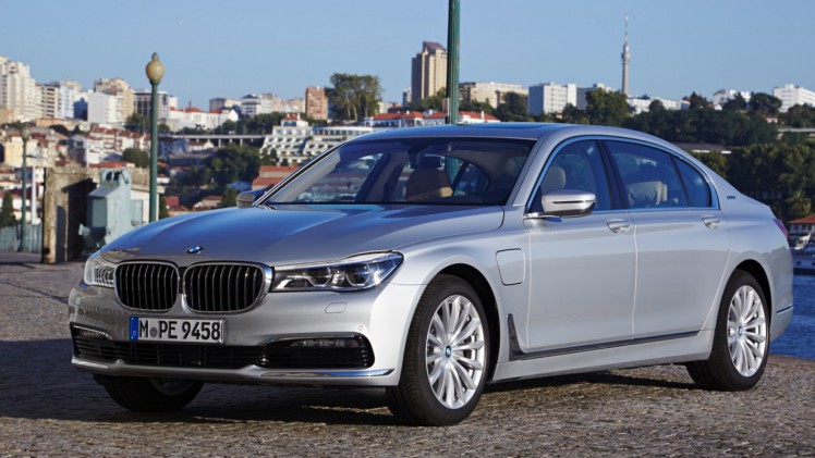 BMW zet de 740e plug-in hybride met 15% bijtelling naast de 740i op benzine. Beiden kosten ongeveer hetzelfde en hebben 326 pk. Vanaf augustus is de BMW 7 Serie PHEV in Nederland.