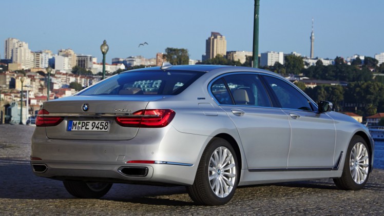 BMW zet de 740e plug-in hybride met 15% bijtelling naast de 740i op benzine. Beiden kosten ongeveer hetzelfde en hebben 326 pk. Vanaf augustus is de BMW 7 Serie PHEV in Nederland.