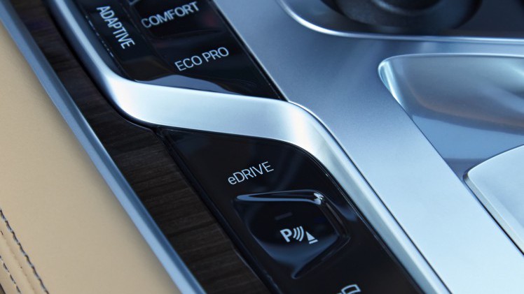 BMW zet de 740e plug-in hybride met 15% bijtelling naast de 740i op benzine. Beiden kosten ongeveer hetzelfde en hebben 326 pk. Vanaf augustus is de BMW 7 Serie PHEV in Nederland.