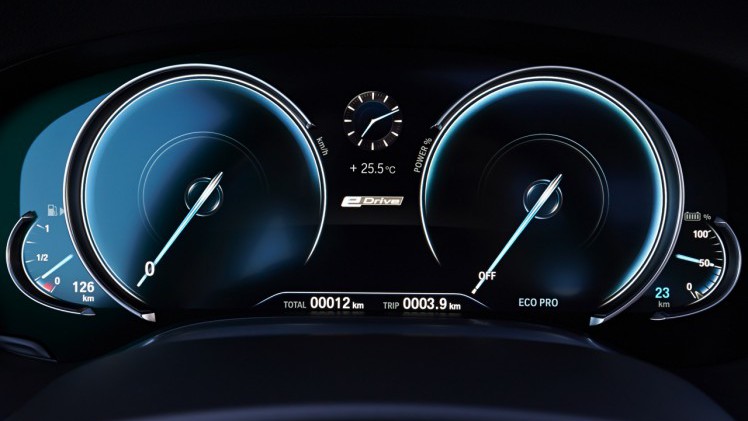 BMW zet de 740e plug-in hybride met 15% bijtelling naast de 740i op benzine. Beiden kosten ongeveer hetzelfde en hebben 326 pk. Vanaf augustus is de BMW 7 Serie PHEV in Nederland.