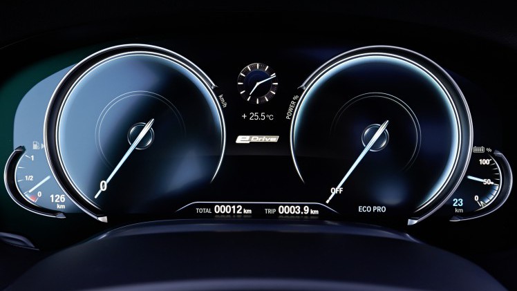 BMW zet de 740e plug-in hybride met 15% bijtelling naast de 740i op benzine. Beiden kosten ongeveer hetzelfde en hebben 326 pk. Vanaf augustus is de BMW 7 Serie PHEV in Nederland.
