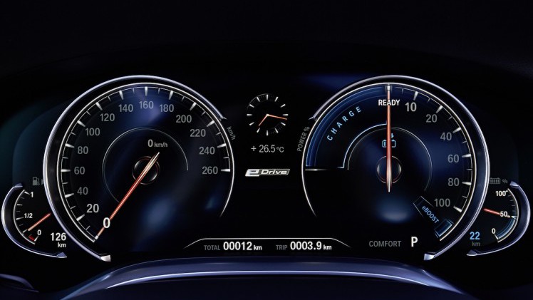 BMW zet de 740e plug-in hybride met 15% bijtelling naast de 740i op benzine. Beiden kosten ongeveer hetzelfde en hebben 326 pk. Vanaf augustus is de BMW 7 Serie PHEV in Nederland.