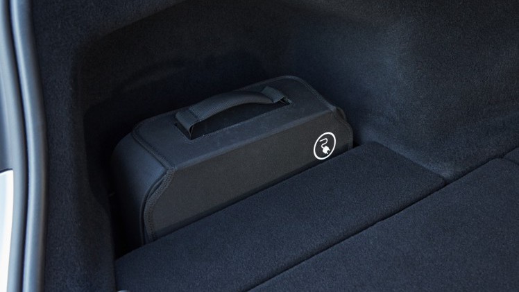 BMW zet de 740e plug-in hybride met 15% bijtelling naast de 740i op benzine. Beiden kosten ongeveer hetzelfde en hebben 326 pk. Vanaf augustus is de BMW 7 Serie PHEV in Nederland.