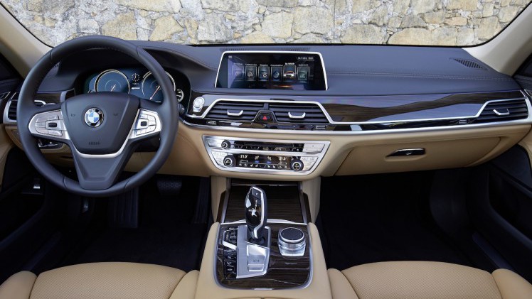 BMW zet de 740e plug-in hybride met 15% bijtelling naast de 740i op benzine. Beiden kosten ongeveer hetzelfde en hebben 326 pk. Vanaf augustus is de BMW 7 Serie PHEV in Nederland.