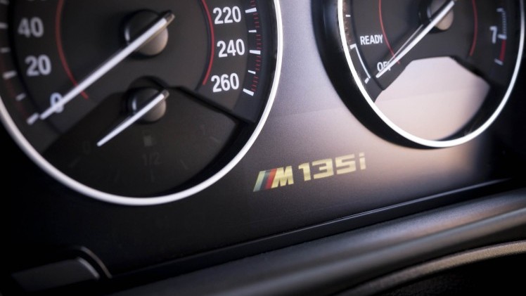 Autotest BMW M135i, de lekkerste 1 Serie die ook nog eens een facelift heeft gekregen en is uitgerust met de handgeschakelde zesbak uit de M3. Feest!