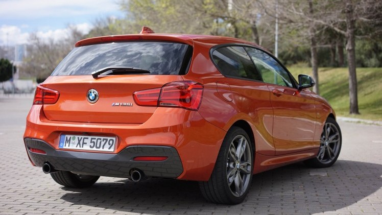 Autotest BMW M135i, de lekkerste 1 Serie die ook nog eens een facelift heeft gekregen en is uitgerust met de handgeschakelde zesbak uit de M3. Feest!