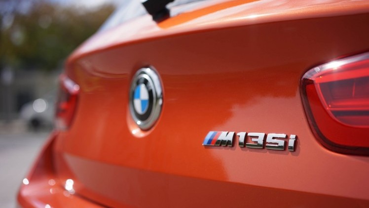 Autotest BMW M135i, de lekkerste 1 Serie die ook nog eens een facelift heeft gekregen en is uitgerust met de handgeschakelde zesbak uit de M3. Feest!