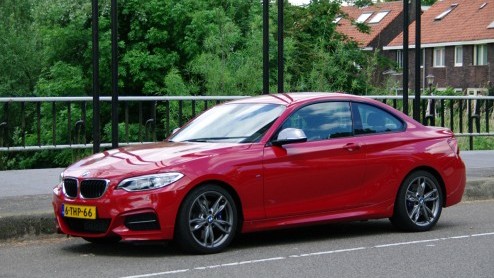 Rijtest BMW M235i. Met de BMW M235i is een kanon in zakformaat en biedt een overvloed aan rijplezier.