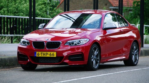 Rijtest BMW M235i. Met de BMW M235i is een kanon in zakformaat en biedt een overvloed aan rijplezier.