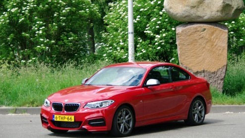 Rijtest BMW M235i. Met de BMW M235i is een kanon in zakformaat en biedt een overvloed aan rijplezier.