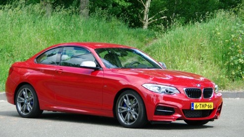 Rijtest BMW M235i. Met de BMW M235i is een kanon in zakformaat en biedt een overvloed aan rijplezier.