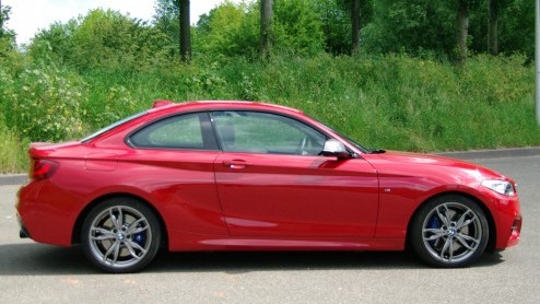 Rijtest BMW M235i. Met de BMW M235i is een kanon in zakformaat en biedt een overvloed aan rijplezier.