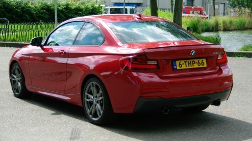 Rijtest BMW M235i. Met de BMW M235i is een kanon in zakformaat en biedt een overvloed aan rijplezier.