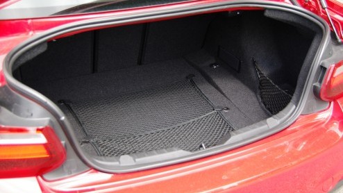 Rijtest BMW M235i. Met de BMW M235i is een kanon in zakformaat en biedt een overvloed aan rijplezier.