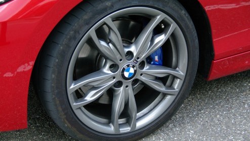 Rijtest BMW M235i. Met de BMW M235i is een kanon in zakformaat en biedt een overvloed aan rijplezier.