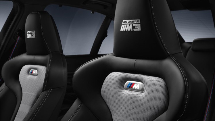 BMW M3 30 Jahre Edition eert het verleden en viert de maatstaf. Er komen 10 exemplaren van de totale oplage a 500 stuks naar Nederland.