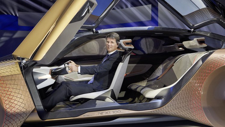 BMW viert 100 jarig bestaan met een reeks nieuwe studiemodellen. De BMW Vision Next 100 Concept beleeft zijn debuut op 7 maart 2016 in Munchen.