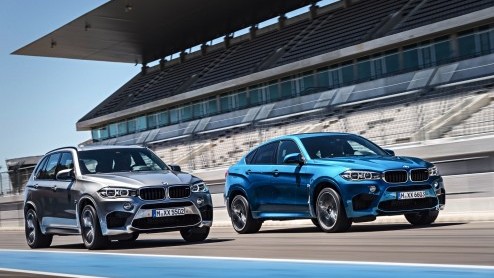 De BMW X5 M en X6 M hebben allebei een uitstoot van 258 gram CO2 per kilometer. Zeker niet weinig, maar wel een stuk minder dan de vorige versies van de auto's. En dat scheelt in de vanafprijzen.