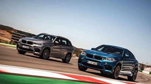 De BMW X5 M en X6 M hebben allebei een uitstoot van 258 gram CO2 per kilometer. Zeker niet weinig, maar wel een stuk minder dan de vorige versies van de auto's. En dat scheelt in de vanafprijzen.