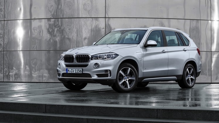 BMW maakt de X5 xDrive40e plug-in hybride met eDrive techniek officieel en zet de 313 pk sterke SUV met 14% bijtelling in de showroom. Levering vanaf september.