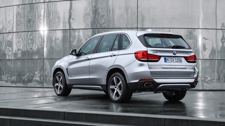 BMW maakt de X5 xDrive40e plug-in hybride met eDrive techniek officieel en zet de 313 pk sterke SUV met 14% bijtelling in de showroom. Levering vanaf september.