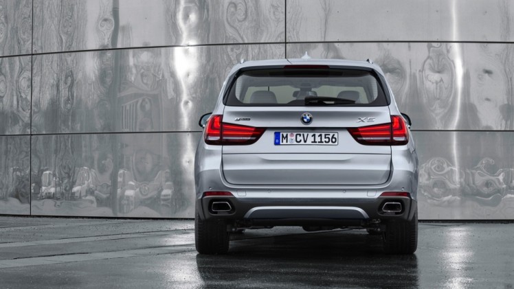 BMW maakt de X5 xDrive40e plug-in hybride met eDrive techniek officieel en zet de 313 pk sterke SUV met 14% bijtelling in de showroom. Levering vanaf september.