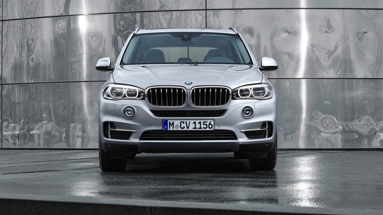 BMW maakt de X5 xDrive40e plug-in hybride met eDrive techniek officieel en zet de 313 pk sterke SUV met 14% bijtelling in de showroom. Levering vanaf september.