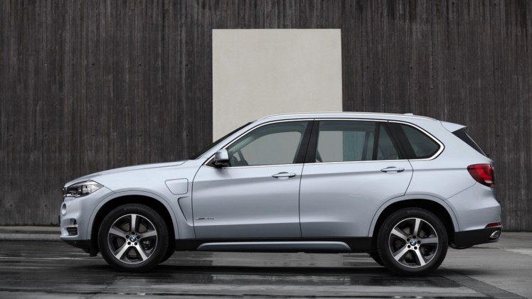 BMW maakt de X5 xDrive40e plug-in hybride met eDrive techniek officieel en zet de 313 pk sterke SUV met 14% bijtelling in de showroom. Levering vanaf september.