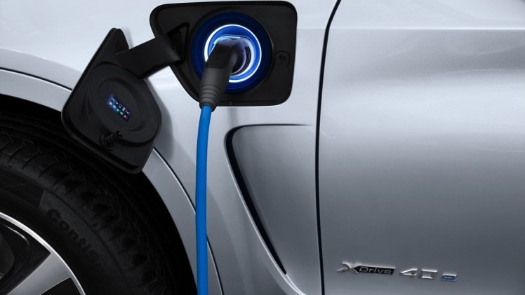 BMW maakt de X5 xDrive40e plug-in hybride met eDrive techniek officieel en zet de 313 pk sterke SUV met 14% bijtelling in de showroom. Levering vanaf september.
