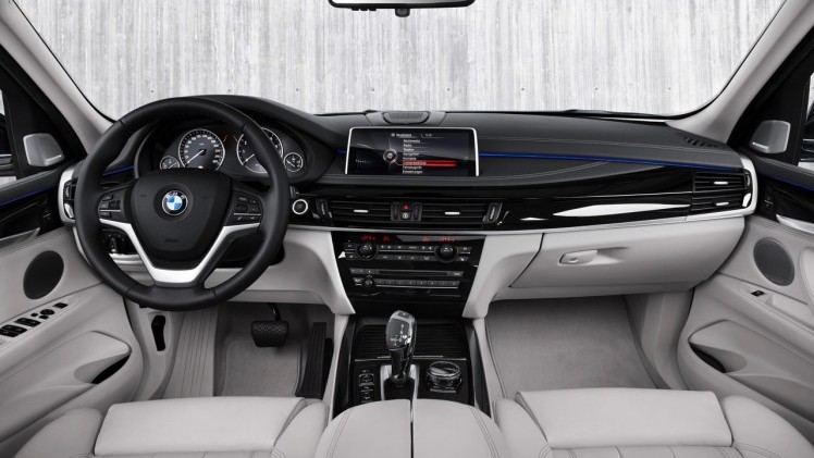 BMW maakt de X5 xDrive40e plug-in hybride met eDrive techniek officieel en zet de 313 pk sterke SUV met 14% bijtelling in de showroom. Levering vanaf september.