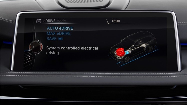 BMW maakt de X5 xDrive40e plug-in hybride met eDrive techniek officieel en zet de 313 pk sterke SUV met 14% bijtelling in de showroom. Levering vanaf september.
