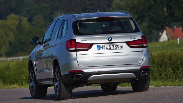 Autotest BMW X5 xDrive40e met eDrive plug-in hybride techniek. We reden de X5 met stekker voorafgaand aan de Nederlandse introductie op 31 oktober.