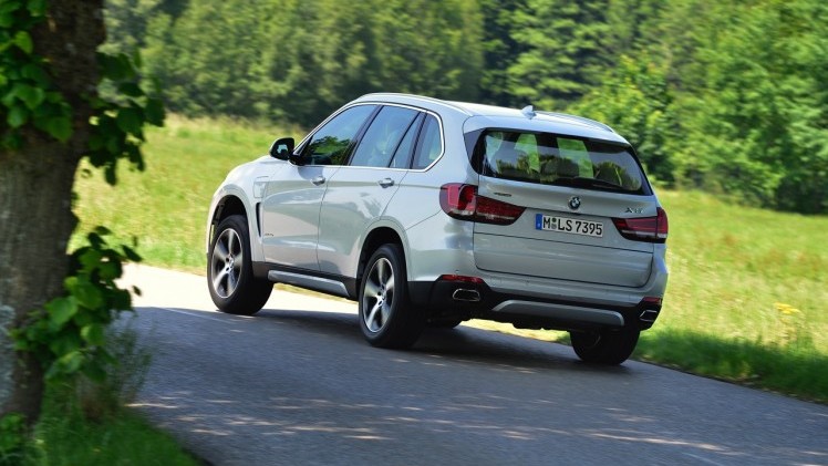 Autotest BMW X5 xDrive40e met eDrive plug-in hybride techniek. We reden de X5 met stekker voorafgaand aan de Nederlandse introductie op 31 oktober.